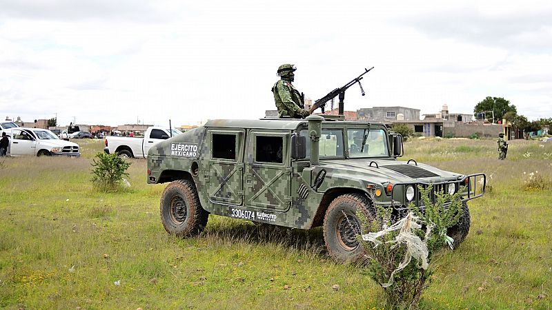 López Obrador militariza México: el Ejército podría tener su propia aerolínea