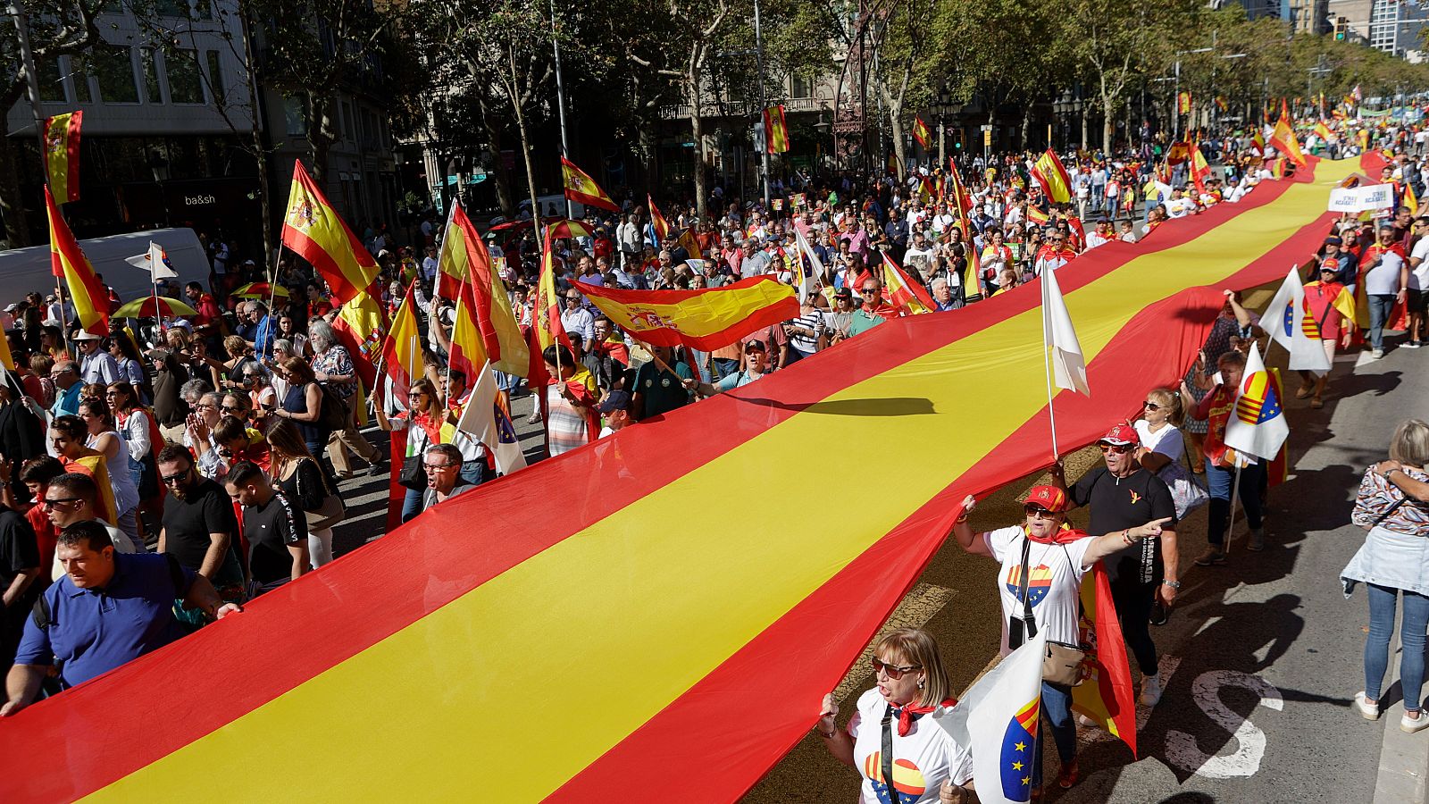 Miles de personas participan en la manifestación del 12 de octubre en Barcelona