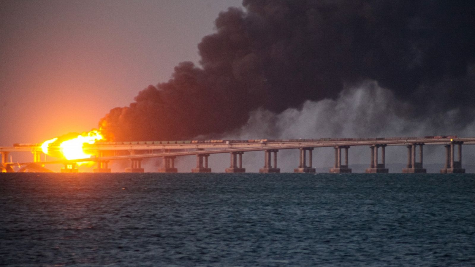 Guerra en Ucrania: Rusia detiene a ocho personas por el ataque al puente de Crimea