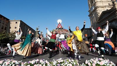 Zaragoza vuelve a cubrir de flores el manto de la Virgen del Pilar