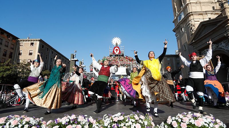 Zaragoza vuelve a cubrir de flores el manto de la Virgen del Pilar
