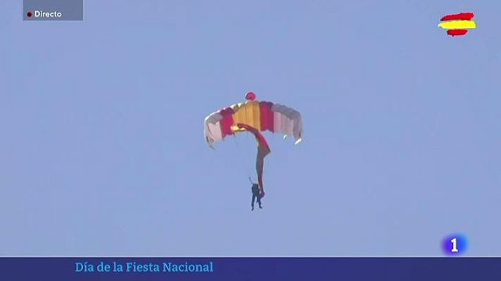 Telediario 1 - El paracaidista Óscar García sufre una "incidencia técnica" en el despliegue la bandera española