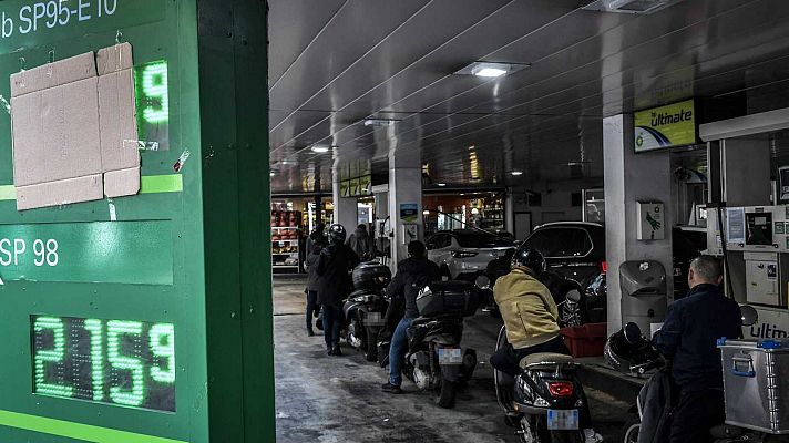 Telediario 2 - Francia obliga a los empleados en huelga a volver a las refinerías