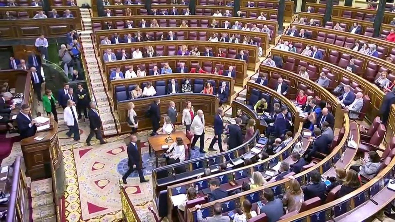 Los diputados de Vox llegan tarde a propósito al Pleno del Congreso en el que comparece Sánchez