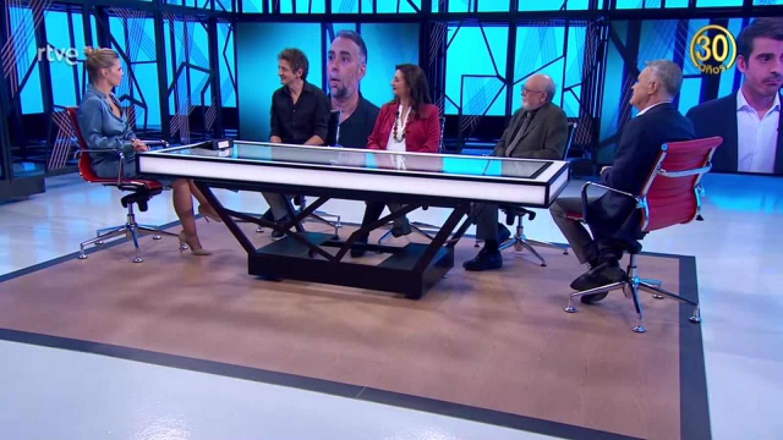 En el 30 aniversario del programa, Salvador Gómez Valdés y Mara Peterssen conversan con algunos de los colaboradores habituales del programa