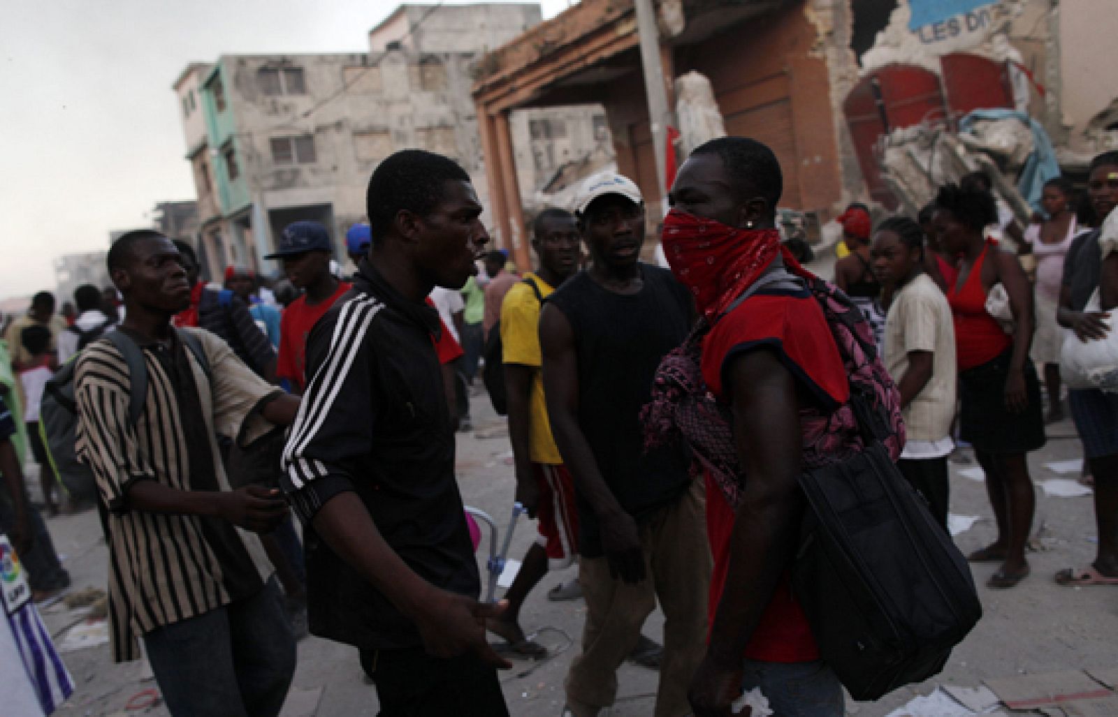 Un tiroteo impidió a un grupo de bomberos españoles rescatar a una niña sepultada bajo las ruinas de su casa