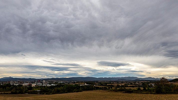 Cielo poco nuboso en casi toda la Península y lluvia persistente en Canarias