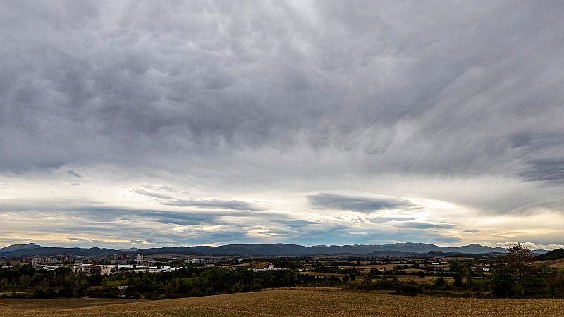 Cielo poco nuboso en casi toda la Península y lluvia persistente en Canarias