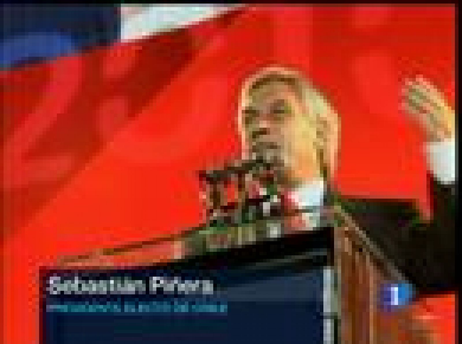 El candidato del centro-izquierda, Eduardo Frei, ha felicitado al nuevo presidente electo, el multimillonario Sebastián Piñera, que consigue el poder para la derecha en las primeras elecciones tras la muerte de Pinochet.  El empresario Sebastián Piñera gana por casi cuatro puntos a Eduardo Frei, del centro izquierda. Ganador y perdedor comparecieron juntos con sus familias. 