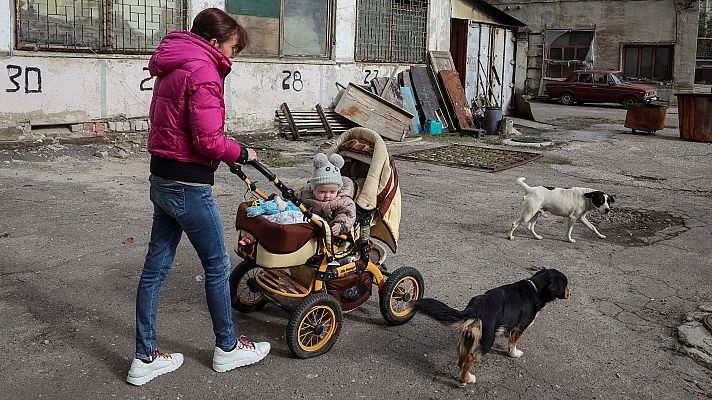 La generosidad se abre camino en la guerra: una familia ucraniana acoge a 15 jóvenes en su casa 