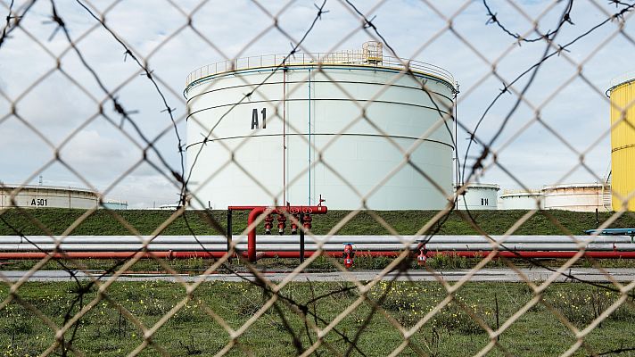 Continúa la huelga en refinerías y depósitos de carburante en Francia