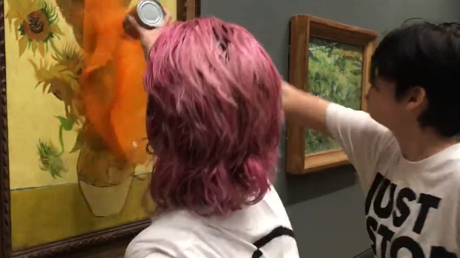 Activistas ecologistas arrojan sopa a 'Los girasoles' de Van Gogh