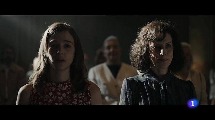 L'Informatiu - Una nina vestida de comunió arriba a Sitges per aterrir l'espectador