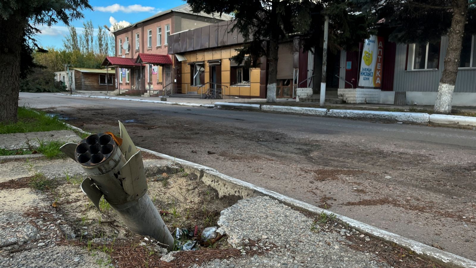 Los combates dejan un camino de destrucción en los alrededores de Limán