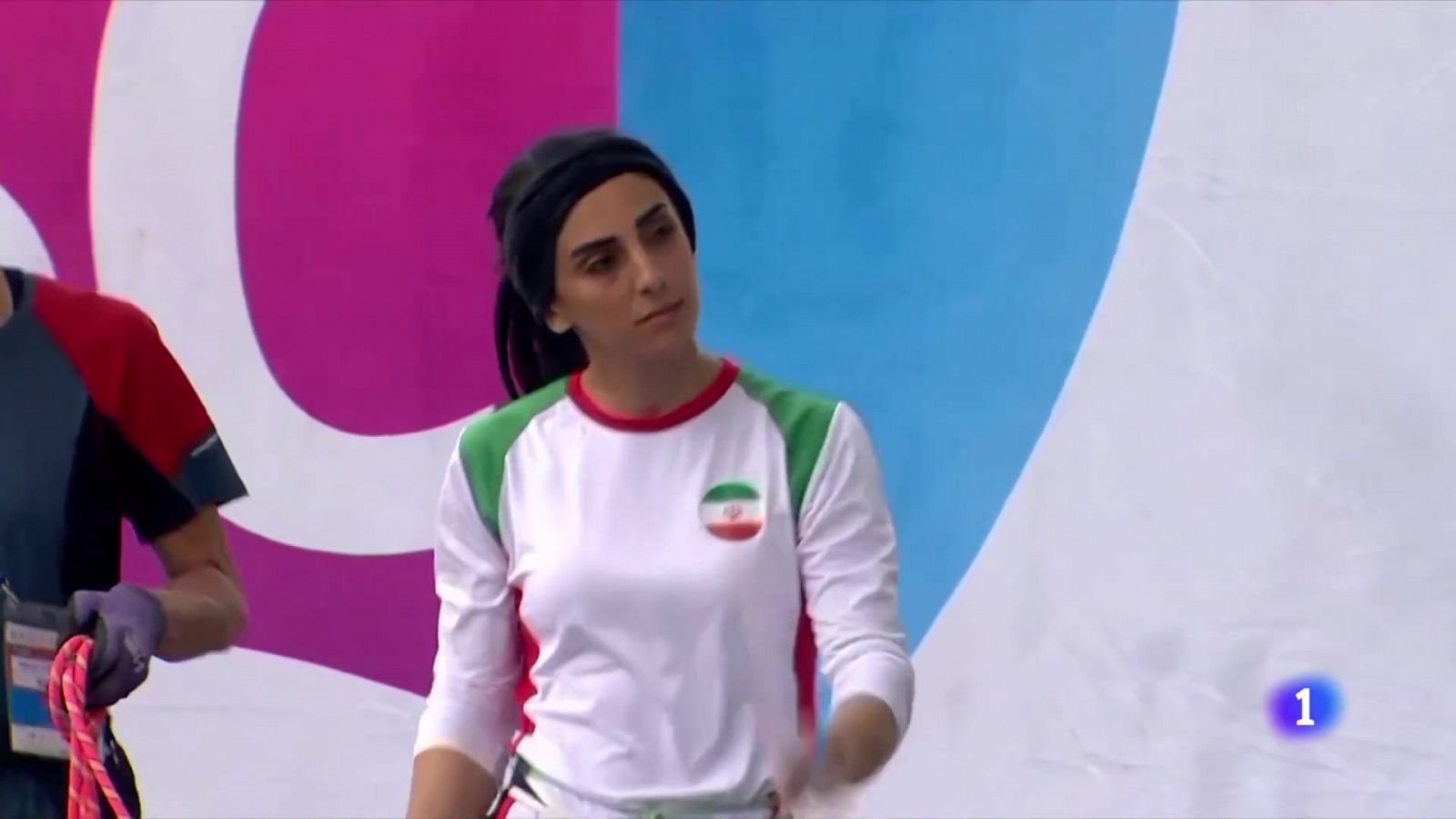 La escaladora iraní Elnaz Rekabi desafía al régimen y compite sin hijab en la final de Seúl -- Ver ahora