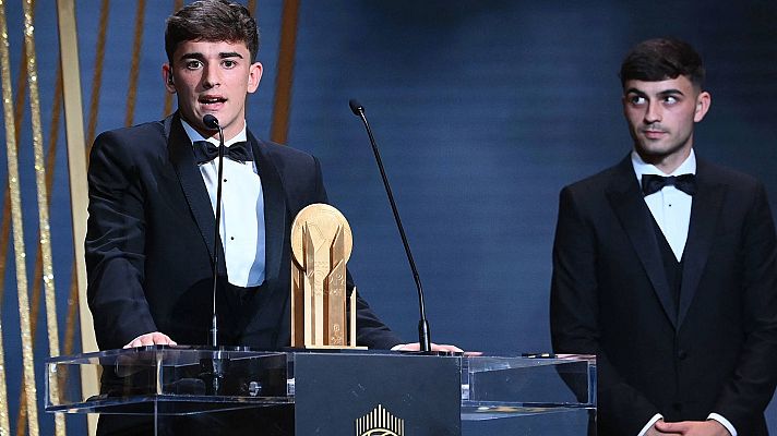 Fútbol - Gavi recibe de Pedri el Trofeo Kopa: "Visca el Barça"