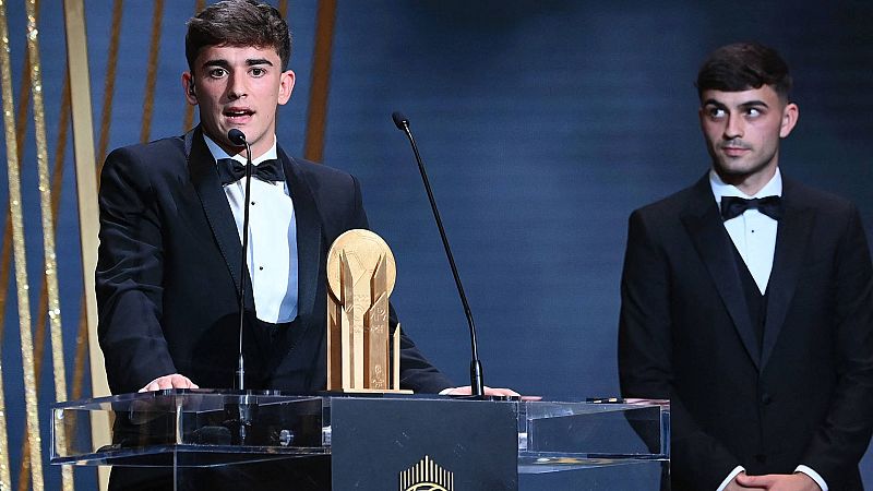 Gavi recibe de Pedri el Trofeo Kopa: "Visca el Barça" -- Ver ahora