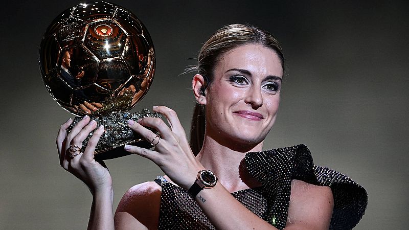 Alexia Putellas recoge el Balón de Oro a la mejor jugadora por segundo año consecutivo -- Ver ahora