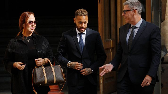 Telediario 1 - Neymar niega haber negociado su fichaje por el Barça: "Se encargaba mi padre"