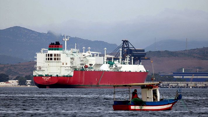 Telediario 1 - Decenas de metaneros aguardan en las costas españolas a la espera de descargar su gas