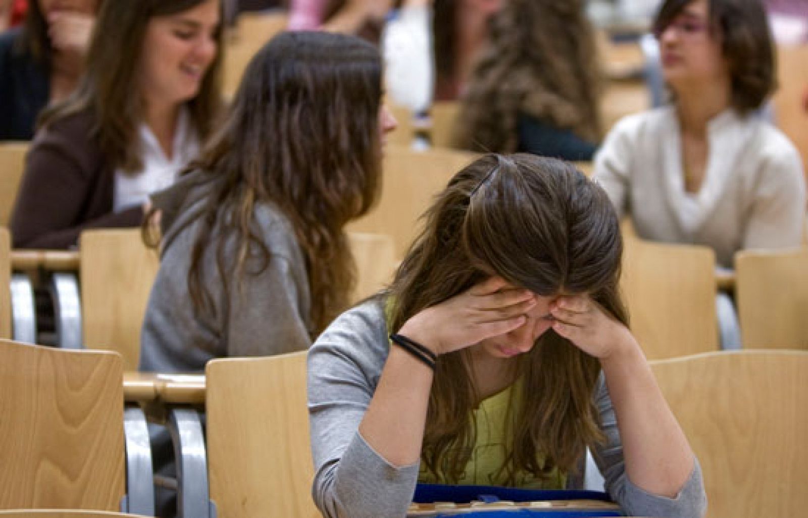 La nueva normativa sobre evaluación y calificación de la Universidad de Sevilla ofrece a sus alumnos la posibilidad de terminar de hacer su examen después de que el docente les requise la chuleta con el fin de que puedan recurrir su suspenso ante una comisión de docencia.  