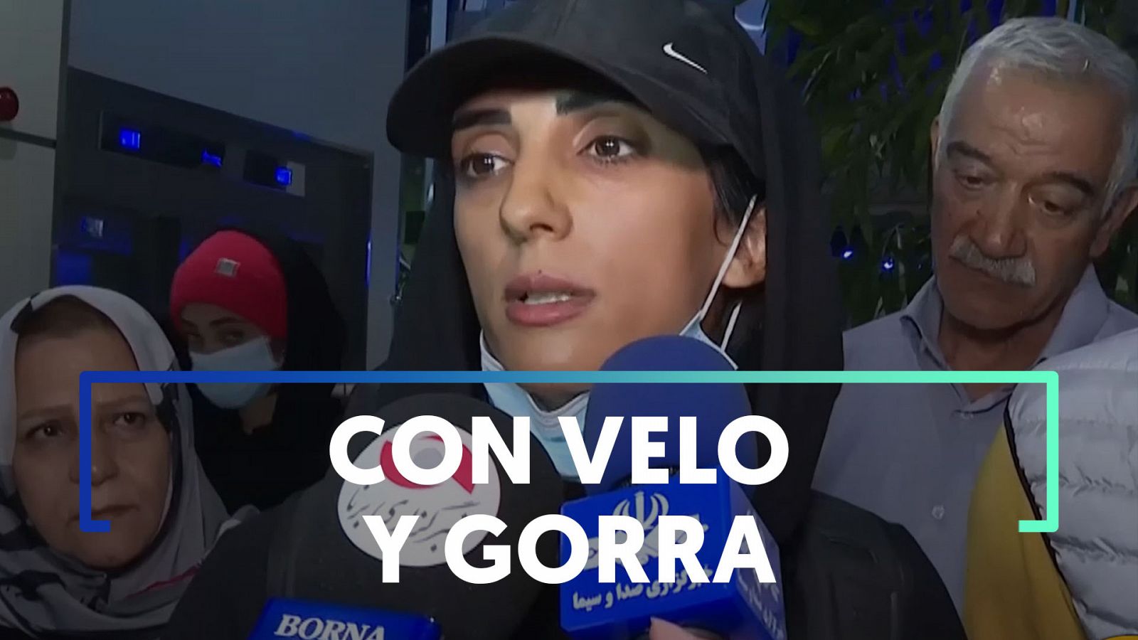 La escaladora Elnaz Rekabi vuelve a Teherán tras competir sin velo "involuntariamente"