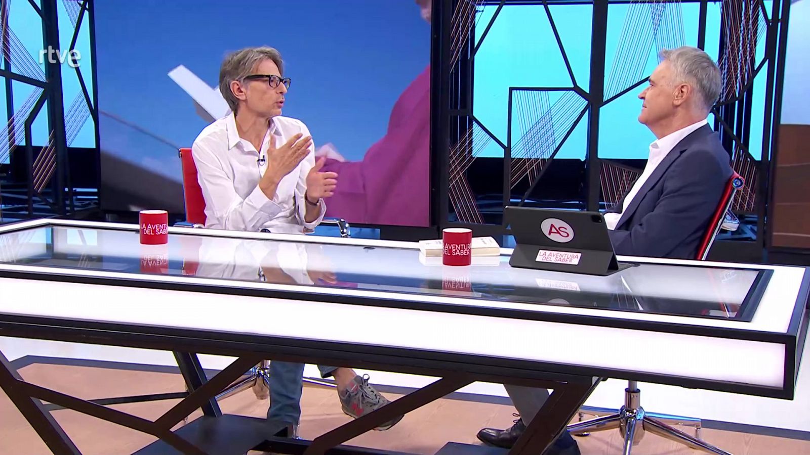 El escritor Juan Tallón nos habla de su novela 'Obra maestra', sobre la insólita desaparición en Madrid de una escultura que pesaba 38 toneladas,