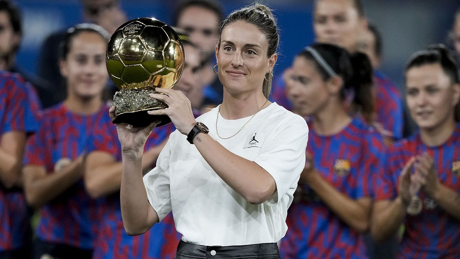 Alexia Putellas ofrece el Balón de Oro al Camp Nou