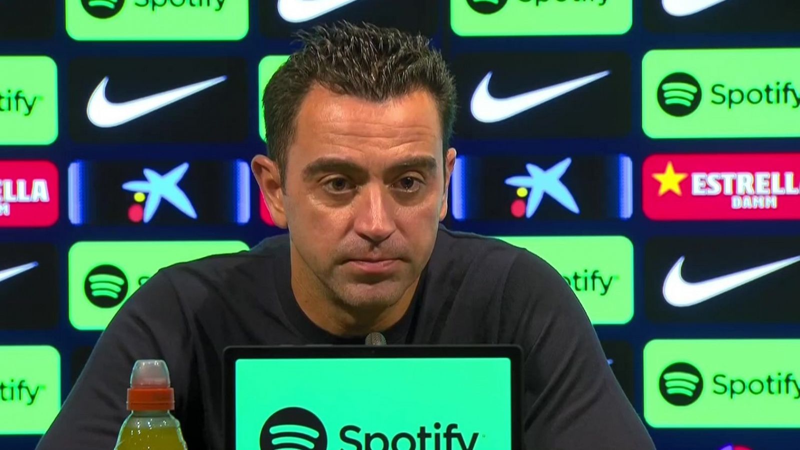 Xavi: "Pique es un ejemplo dentro del vestuario"    