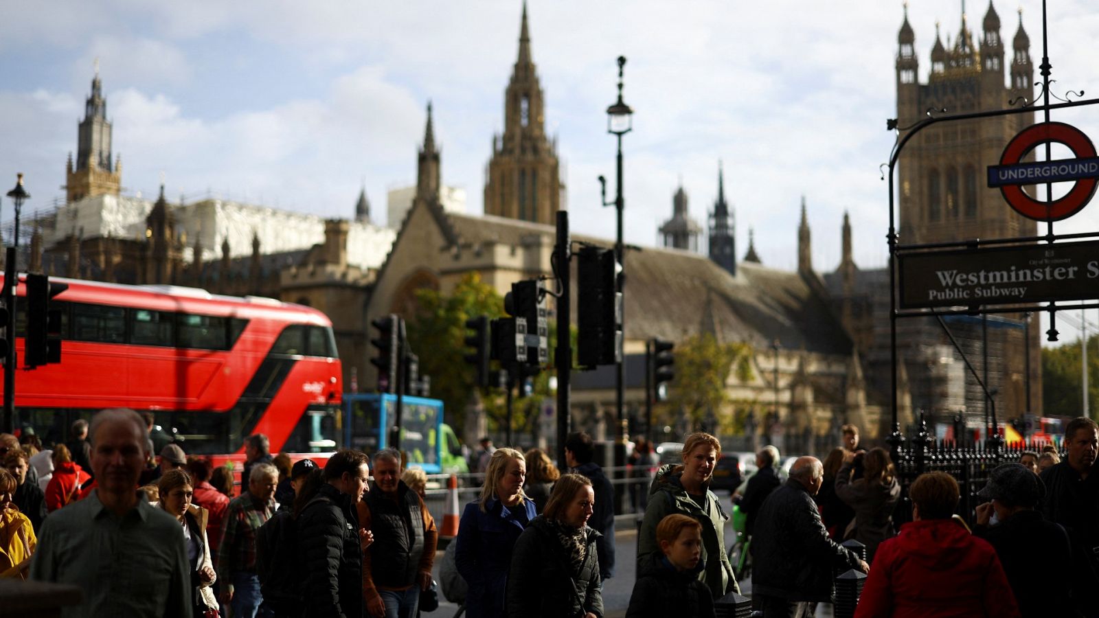 Muchos británicos están hartos de la situación política tras la dimisión de Liz Truss - Ver ahora