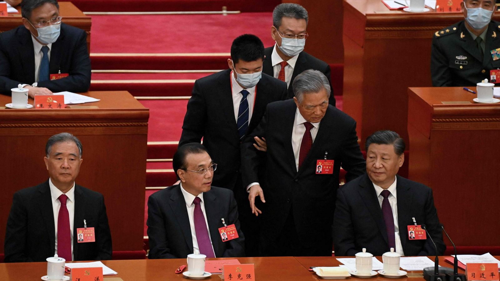Escoltan al expresidente Hu Jintao fuera del Congreso del Partido Comunista de China