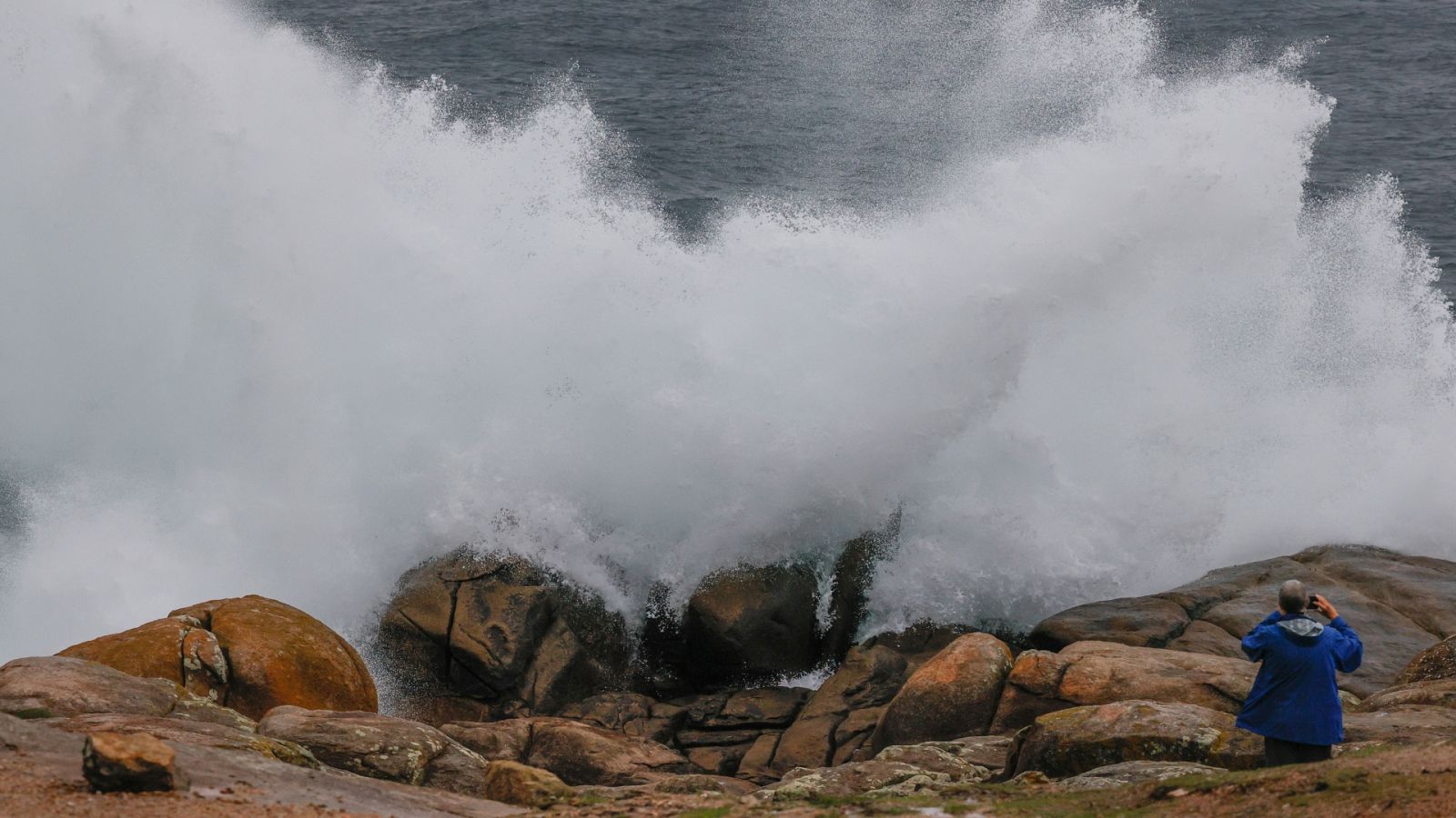 La borrasca Béatrice pone en alerta a 12 comunidades por viento, lluvia y oleaje