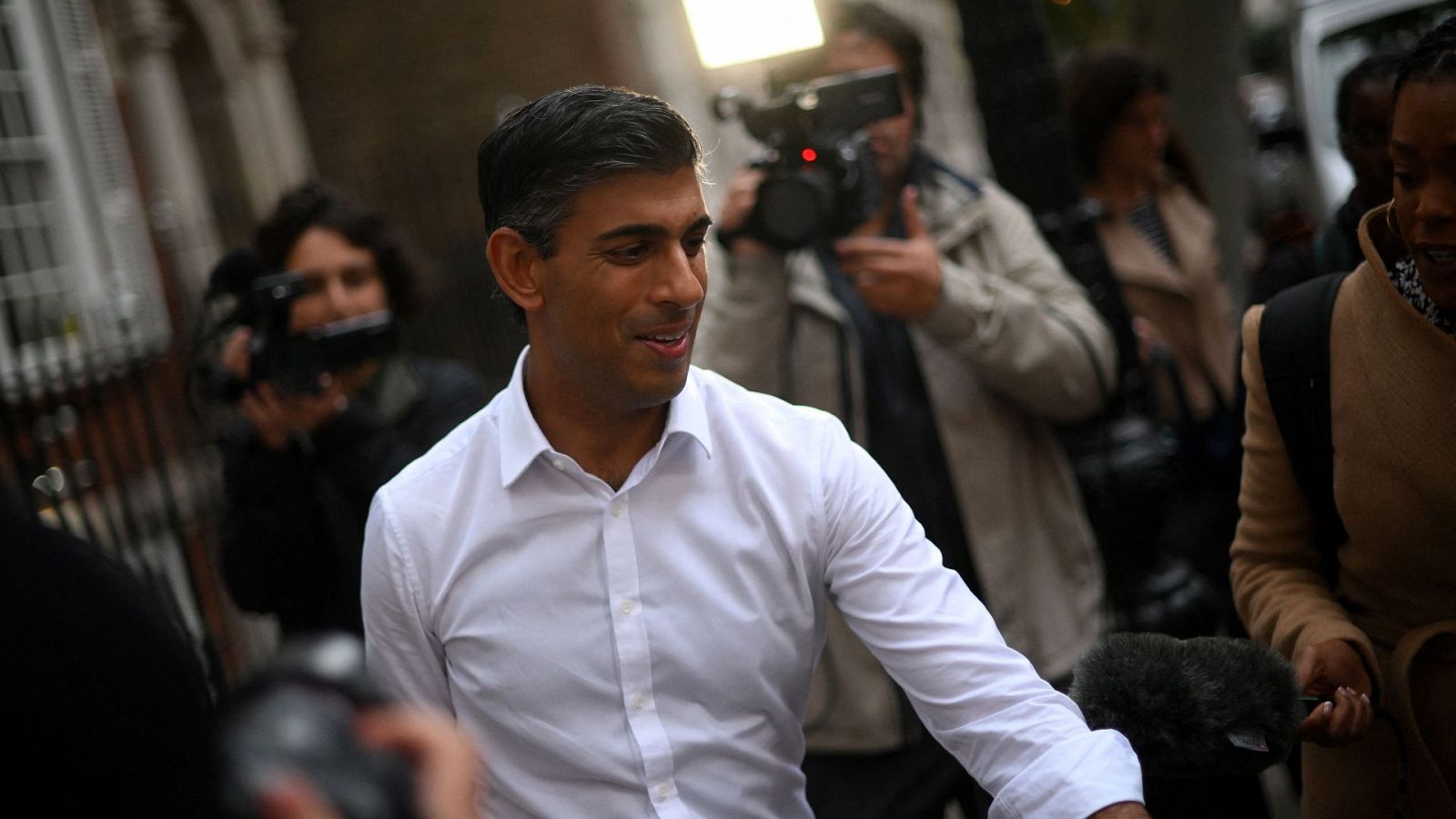 Rishi Sunak se postula para primer ministro y Boris Johnson mantiene la incógnita