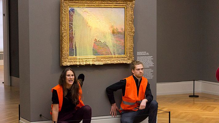 Dos activistas climáticos lanzan puré de patata a un cuadro de Monet