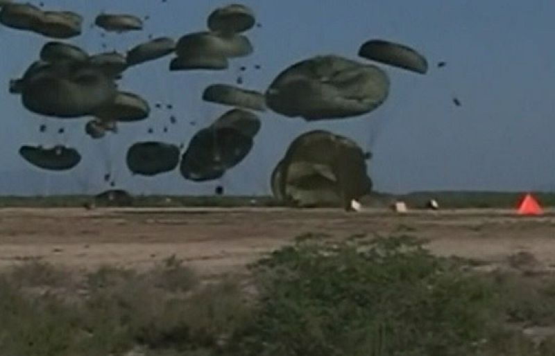 El ejército estadounidense reparte 14.000 comidas preparadas y 15.000 litros de agua desde el aire en Haití para evitar la inseguridad en las calles.  