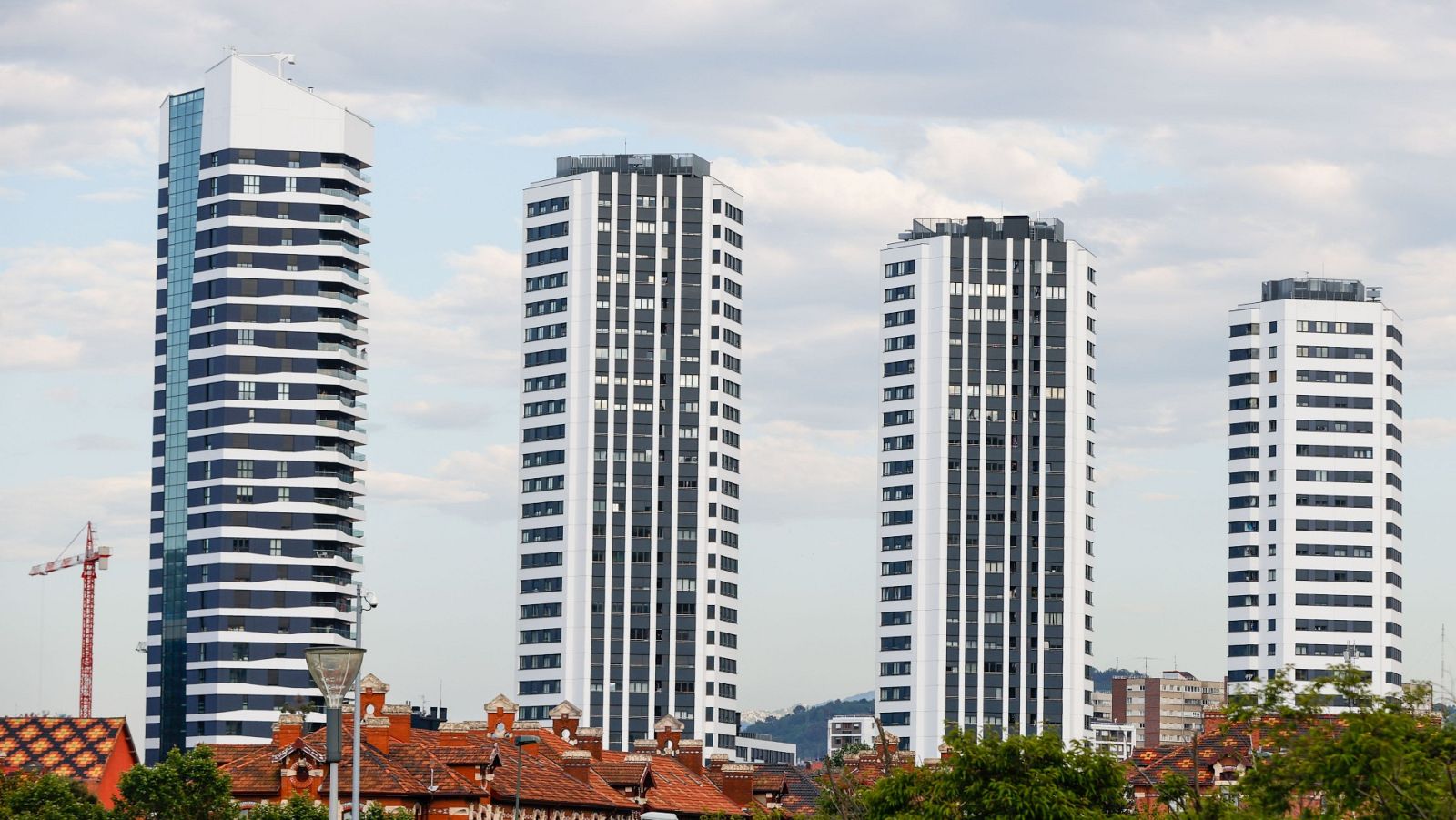 Mientras que algunos expertos defienden el valor de las medidas para aliviar el pago de hipotecas en España, las asociaciones de usuarios financieron destacan que son insuficientes.