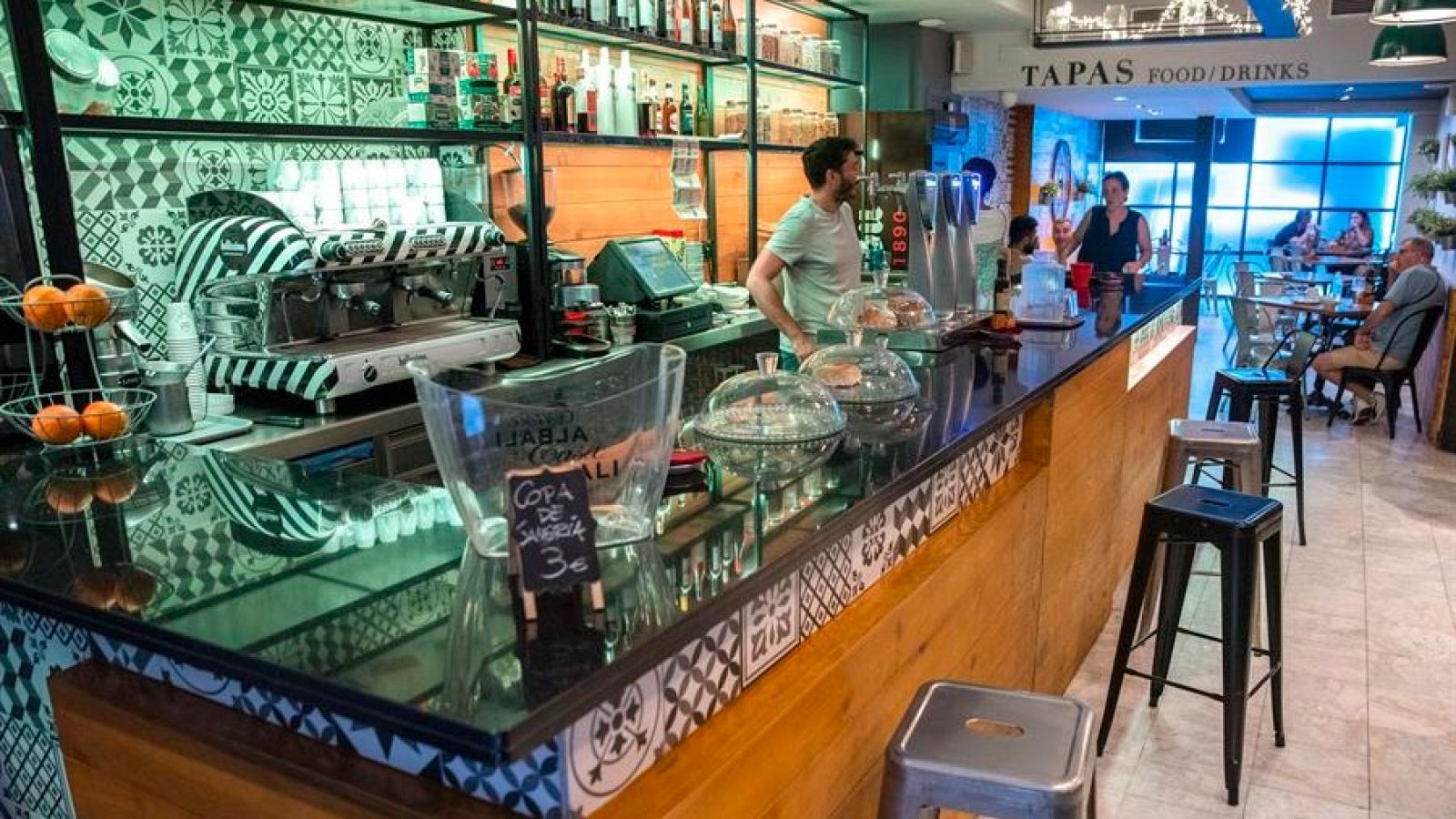 Un bar cobra 1,50 euros a los clientes que si se sientan sin consumir