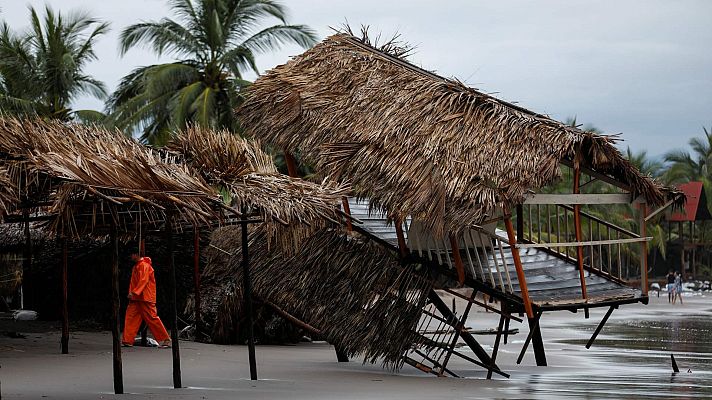 El huracán Roslyn, de categoría tres, azota México con rachas de viento de hasta 240 kilómetros por hora