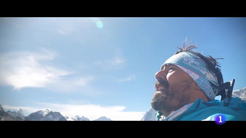Un enfermo de ELA llega al campo base del Everest para gritar por una cura para la enfermedad -- Ver ahora