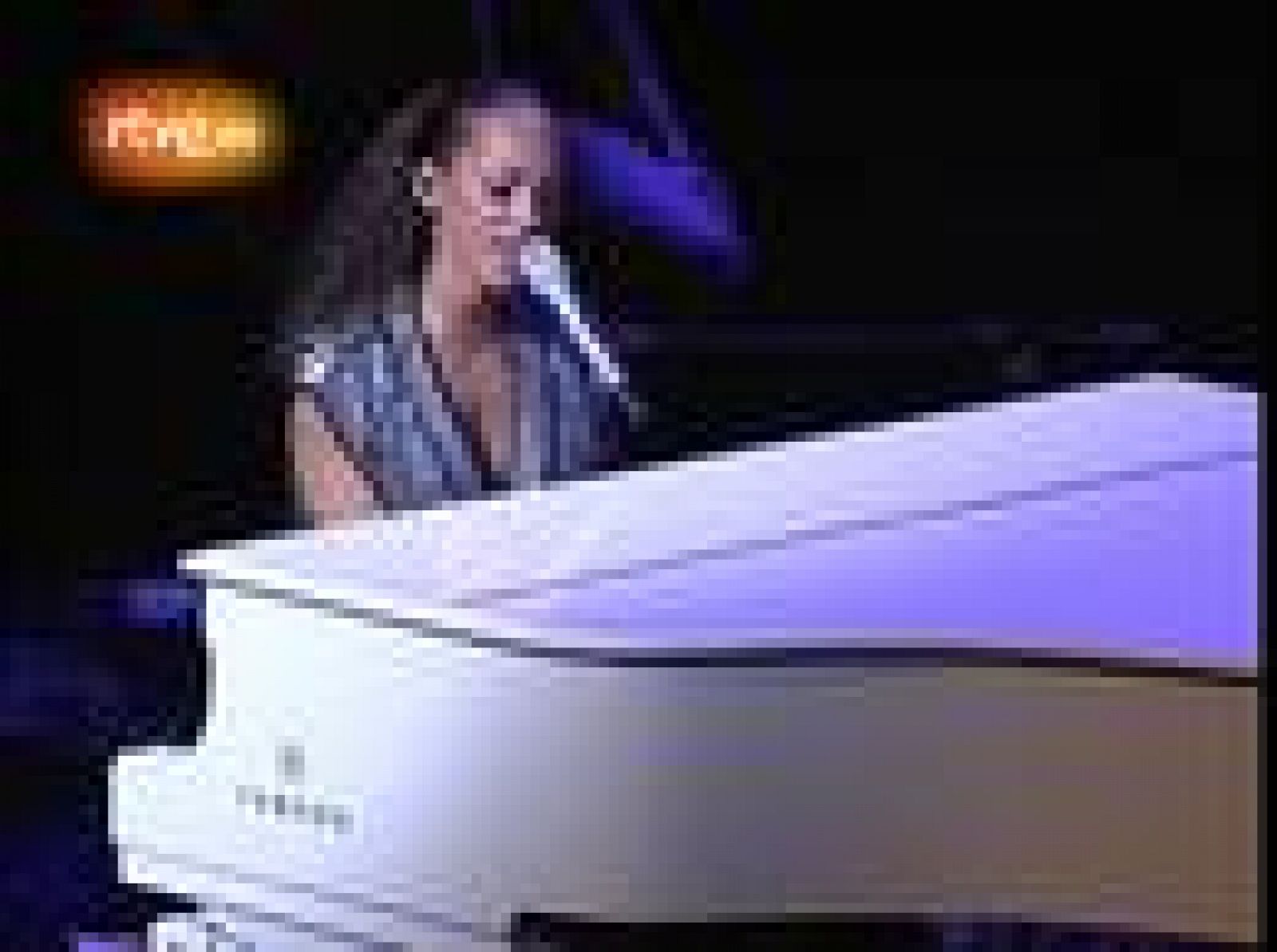 Imágenes del concierto de la cantante e instrumentisa Alicia Keys durante el concierto de este lunes en el Teatro Real de Madrid.