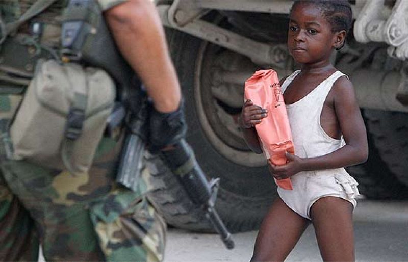  Una semana despues del seismo miles de marines estadounidenses están ya en la isla para colaborar en el reparto de ayuda y tambien en las tareas de seguridad. Eso no impide que sigan repitiéndose escenas de desesperación entre los haitianos que llev