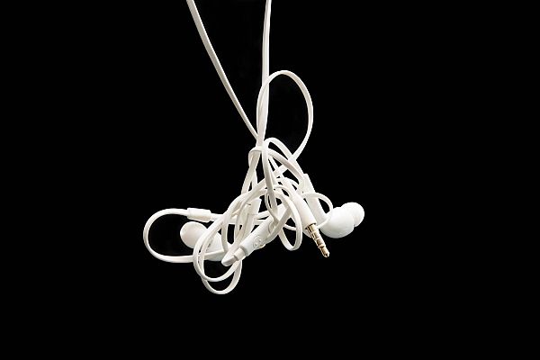 ¿Por qué se enredan los cables de los auriculares?