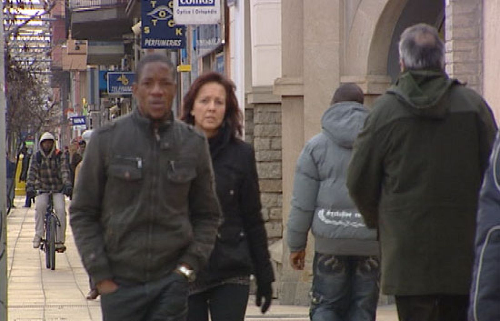 La decisión del ayuntamiento de Vic de no empadronar a inmigrantes en situación irregular sigue alimentando la polémica | Ver