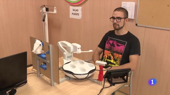 L'Informatiu - Un robot que ajuda a menjar: solucions que avancen cap a un envelliment digne