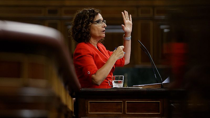 Montero defiende unos presupuestos de "justicia social" frente a las críticas de la oposición