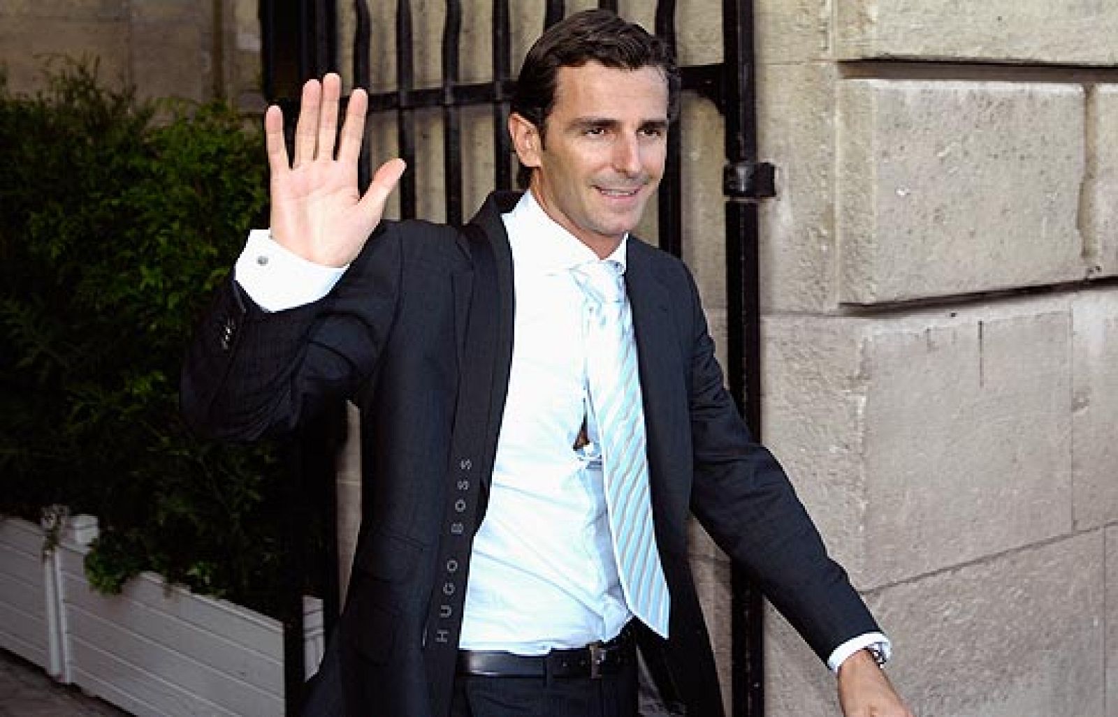 El piloto catalán Pedro Martínez de la Rosa ha sido confirmado como uno de los dos pilotos oficiales del equipo BMW Sauber para la próxima temporada.