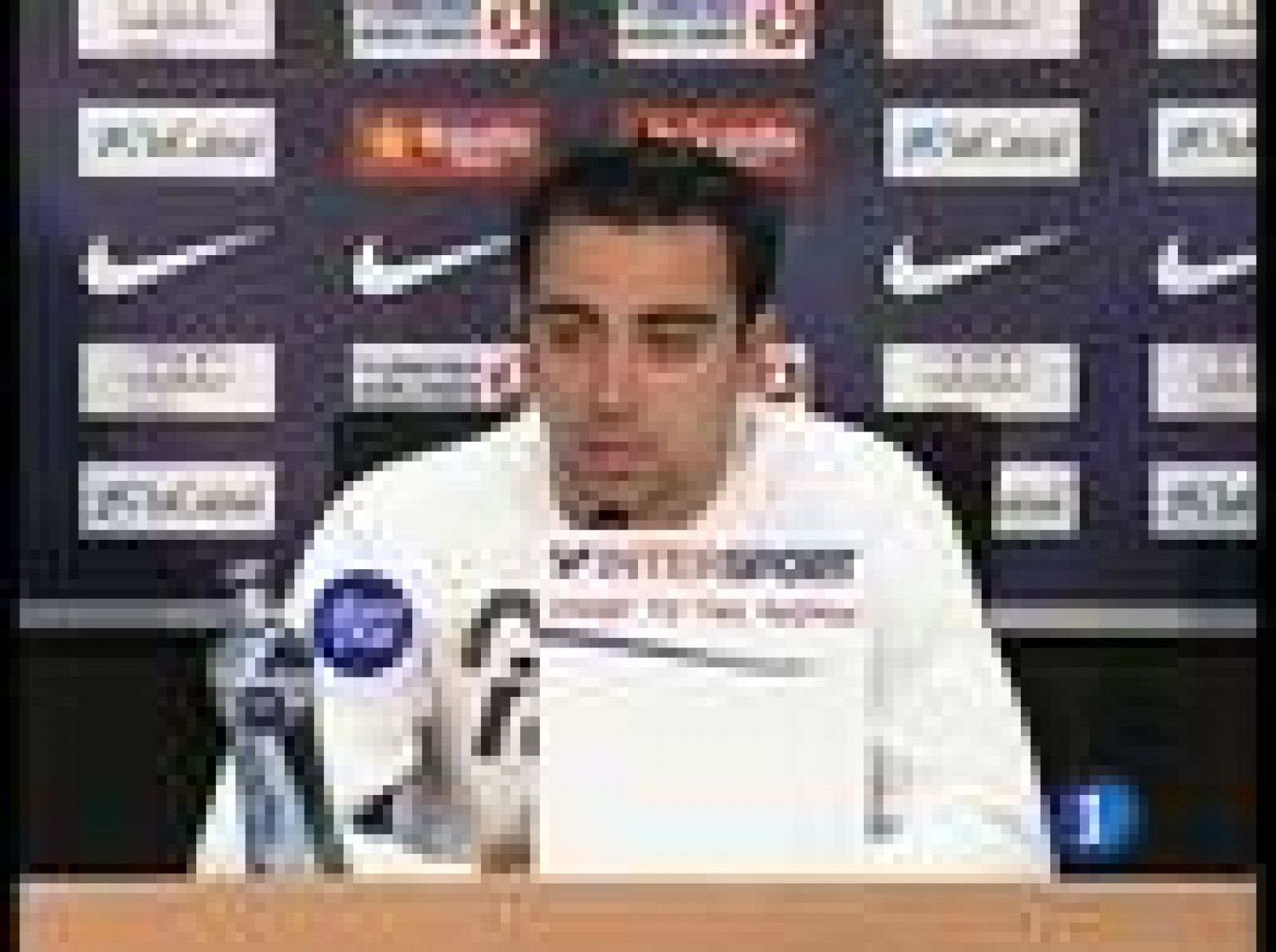 Los jugadores del Barça han felicitado a su entrenador que acaba de cumplir 39 años. Guardiola lo celebró en familia y al día siguiente vuelta al trabajao con la renovación como telón de fondo. Jugadores como Xavi no se imaginan un Barça sin Pep.