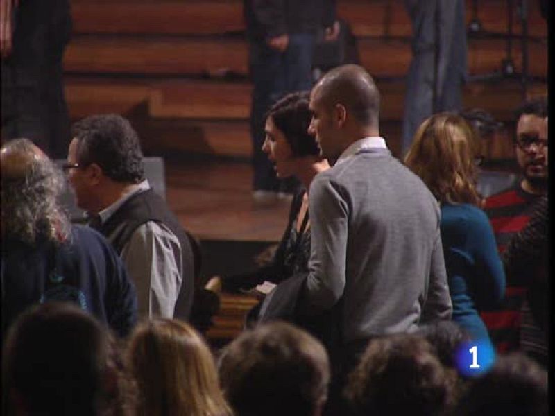 Los jugadores del Barça han felicitado a su entrenador que acaba de cumplir 39 años. Guardiola lo celebró en familia y al día siguiente vuelta al trabajao con la renovación como telón de fondo. Jugadores como Xavi no se imaginan un Barça sin Pep.