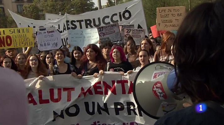 L'Informatiu - Centenars d'estudiants es manifesten a Barcelona per la salut mental