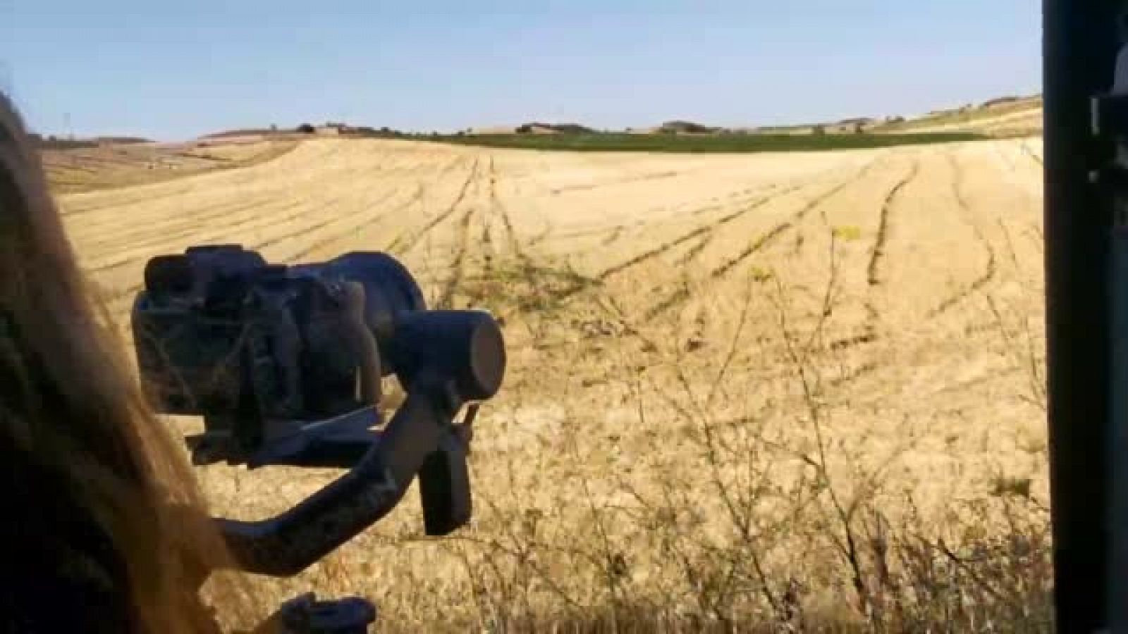 Cámara graba desde coche campos de cultivos que se van llenando de placas solares